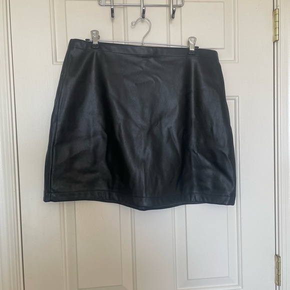 GAP Dresses & Skirts - GAP black Faux leather skirt size large